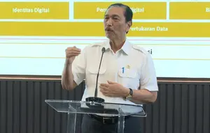 Luhut: Bansos Tunai Akan Diuji Coba 2027