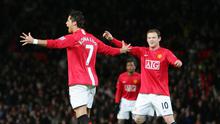 Gelandang Manchester United Cristiano Ronaldo merayakan dengan rekannya Wayne Rooney setelah mencetak gol ke gawang Portsmouth pada pertandingan Liga Inggris di&nbsp;Old Trafford, Manchester, Inggris, 30 Januari 2008. (AFP PHOTO/PAUL ELLIS)