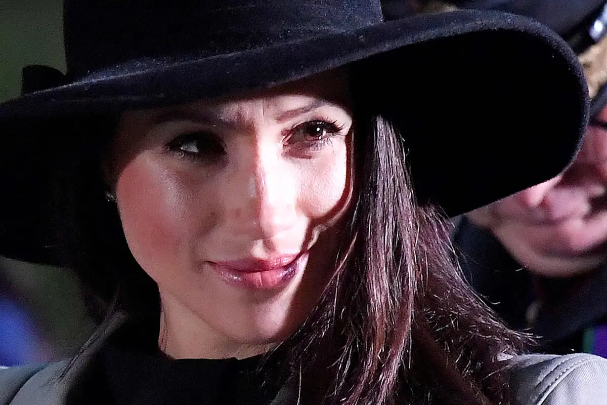 Meghan Markle Tampil Cantik Dengan Topi Hitam di Anzac Day