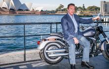 3 bintang ini coba tirukan mimik Arnold Schwarzenegger, sukses?