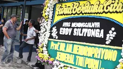 Karangan bunga duka cita wafatnya penyanyi senior Eddy Silitonga di RS Fatmawati, Jakarta, Kamis (25/8). Rencananya jenazah Eddy Silitonga akan dikebumikan di TPU Kampung Kandang, Jagakarsa pada Sabtu (27/8) mendatang. (Liputan6.com/Immanuel Antonius)