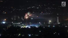Pesta kembang api saat malam Tahun Baru 2019 di kawasan Candi Prambanan, Klaten, Yogyakarta, Selasa (1/1). Kembang api warna-warni memeriahkan datangnya Tahun Baru 2019. (Liputan6.com/Gholib)