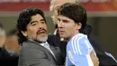 (3/7/2010) - Diego Maradona yang menjadi pelatih Argentina di Piala Dunia 2010 memeluk striker Lionel Messi setelah partai perempatfinal melawan Jerman di Green Point Stadium, Cape Town. (AFP/Javier Soriano)