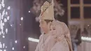 Ditambah dengan hijab sutra yang dipercantik dengan mahkota tiara yang membuat penampilannya kian memukau bak putri raja. (Instagram/hisyam.sajin).
