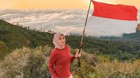 Dewi Anggraini Nurfadilah, perempuan Indonesia yang berambisi jadi hijaber pertama yang daki Kutub Utara. (dok. Instagram @dewianurfadilah/https://www.instagram.com/p/B1VJTcslHDr/Putu Elmira)