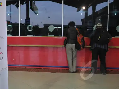 Suasana loket penjualan tiket maskapai di terminal Bandara Soekarno Hatta, Tangerang, Selasa (17/2). Mulai 1 Maret mendatang, PT Angkasa Angkasa Pura II akan menghapus loket penjualan tiket di bandara yang dikelolanya. (Liputan6.com/Herman Zakharia)