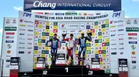 Pembalap Astra Honda Racing Team, Kiandra Ramadipha berdiri di podium tertinggi race pertama ARRC 2024 seri Buriram, Sabtu (7/12/2024). (Dok. AHRT)