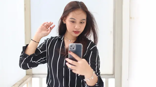 wanita mei menyembunyikan kesedihan