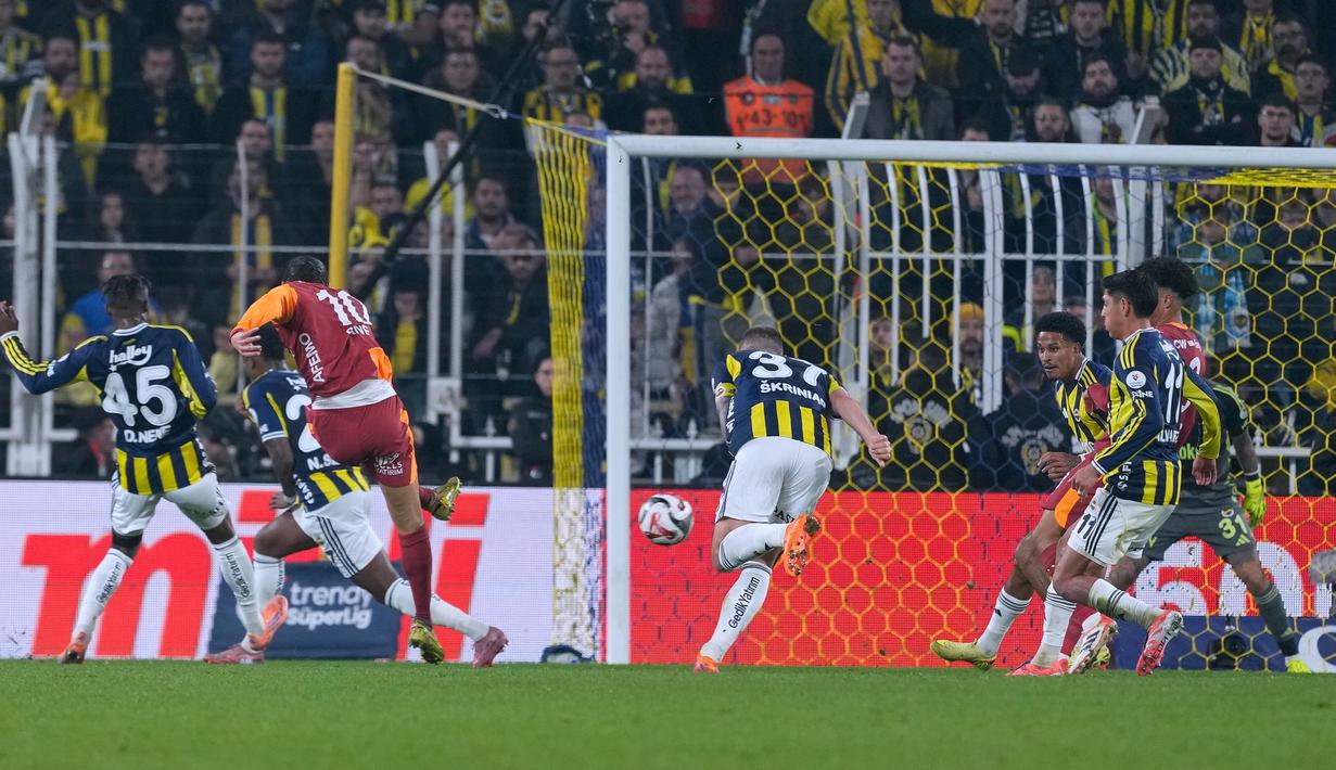 Pemain Galatasaray, Leroy Sane mencetak gol ke gawang Fenerbahce dalam laga lanjutan Liga Super Turki 2025/2026 di Chobani Stadium, Istanbul, Turki, Senin (01/12/2025) waktu setempat. (AP Photo/Khalil Hamra)