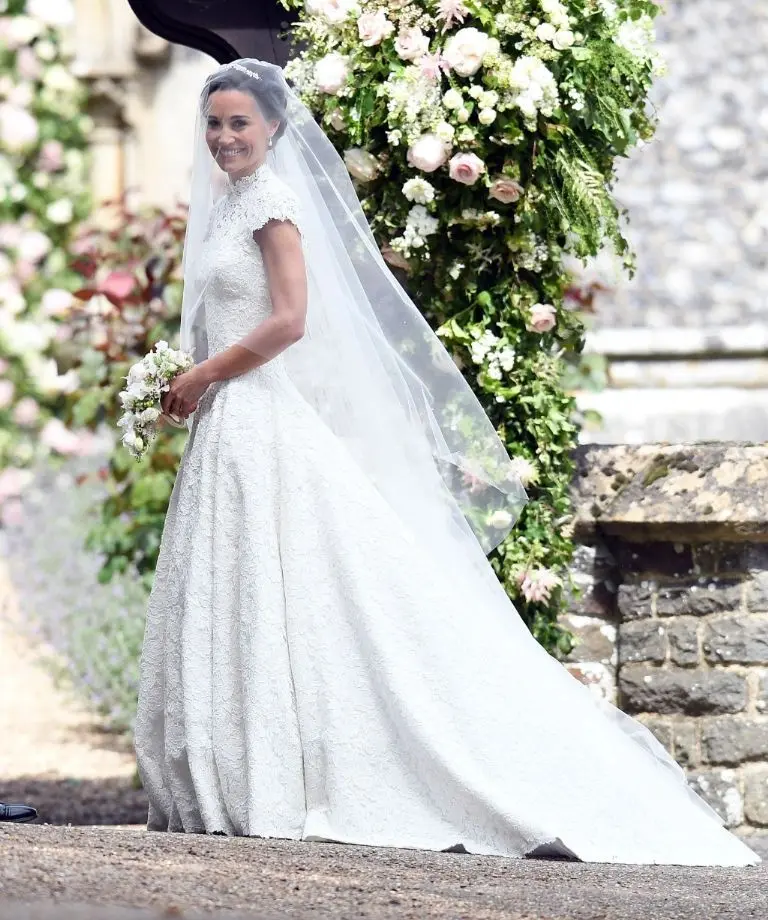 Gaun pernikahan Pippa Middleton rancangan desainer Giles Deacon. (sumber foto: cosmopolitan.com)