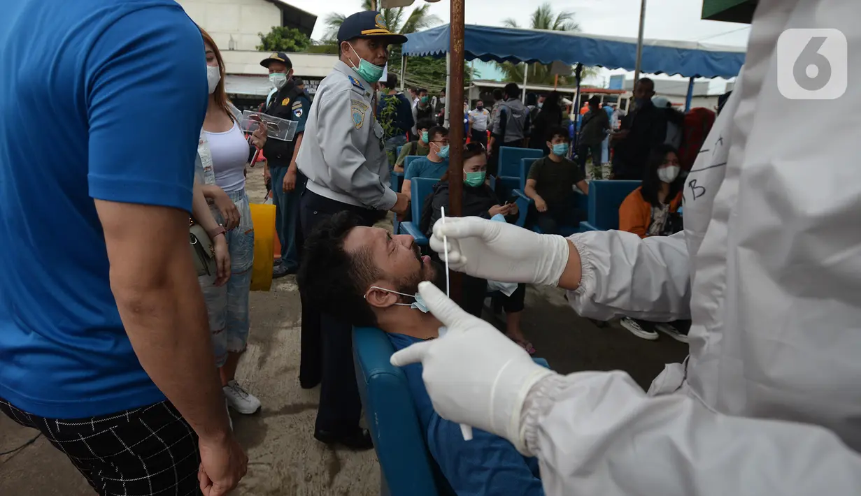Seorang pria menjalani tes usap atau Swab Antigen di Pelabuhan Kali Adem, Jakarta, Kamis (31/12/2020). Pemeriksaan swab antigen kepada wisatawan yang akan liburan Tahun Baru di Kepulauan Seribu dilakukan untuk mencegah penyebaran COVID-19. (merdeka.com/Imam Buhori)