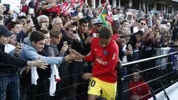 Suporters menyambut kehadiran Neymar dan para pemain PSG sebelum laga Ligue 1 Prancis melawan Guingamp di the Roudourou stadium, Guingamp, (13/8/2017). PSG menang 3-0. (AP/Kamil Zihnioglu)