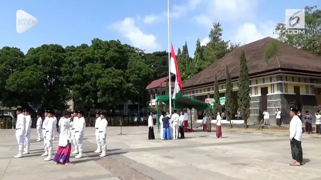Tali bendera mendadak putus saat upacara Hari Santri Nasional dilakukan di Kuningan, Jawa Barat.
