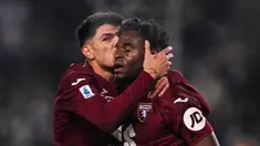 Pemain Torino Duvan Zapata (kanan) merayakan gol ke gawang Atalanta pada pertandingan sepak bola Serie A Liga Italia di Stadion Olimpico Grande Torino, Turin, Italia, Senin (4/12/2023). (Fabio Ferrari/LaPresse via AP)