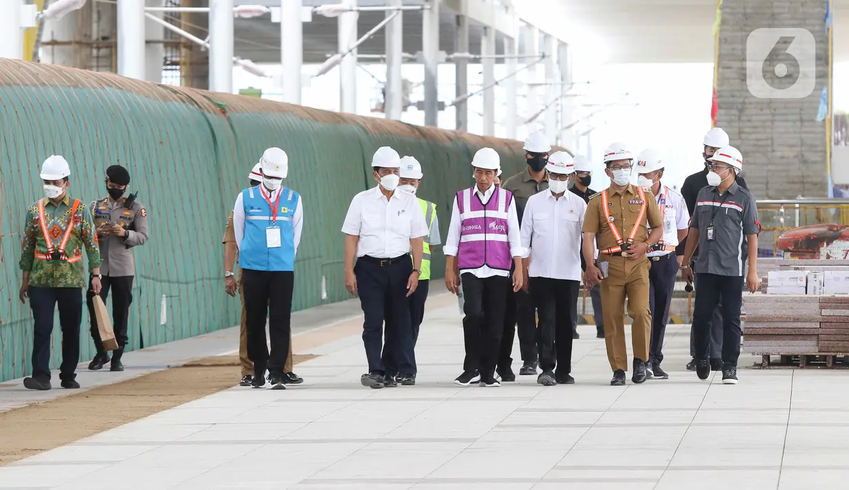 Presiden Joko Widodo atau Jokowi (tengah) meninjau proyek Kereta Cepat Jakarta-Bandung di Stasiun Tegalluar, Bandung, Jawa Barat, (13/10/2022). Kereta Cepat Jakarta-Bandung direncanakan beroperasi pada Juli 2023. (Liputan6.com/Herman Zakharia)