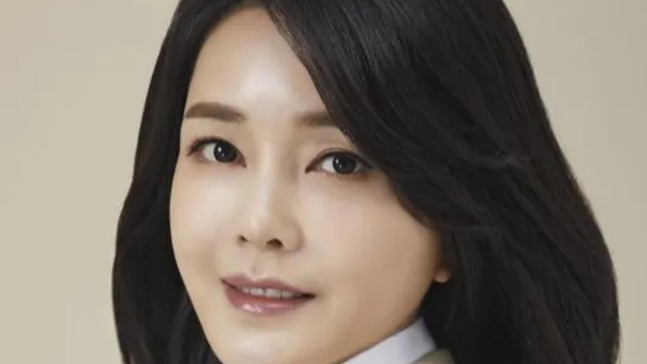 Beberapa prosedur kecantikan, seperti filler dan botox, disebut-sebut sebagai penyebabnya. Namun, rahasia kecantikannya juga terkait erat dengan perawatan kulit rutin dan pola makan sehat.