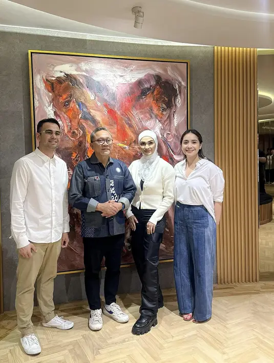Kali ini keduanya kompak dengan top putih. Nagita memadukannya dengan denim, sedangkan Putri Zulhas kenakan celana hitam dan boots.  [Foto: Instagram/ Putri Zulhas]