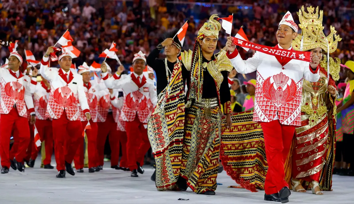 Kontingen atlet Indonesia saat mengikuti parade upacara pembukaan Olimpiade 2016 di Stadion Maracana, Rio de Janeiro, Brasil (5/8). Kostum Indonesia ini menuai berbagai pujian dari para netizen. (REUTERS/Kai Pfaffenbach)
