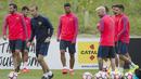 Para Pemain Barcelona menikmati sesi latihan jelang laga melawan Celtic pada ajang International Champions Cup 2016 di St George's Park, Inggris (25/7/2016). (AFP/Oli Scarff)