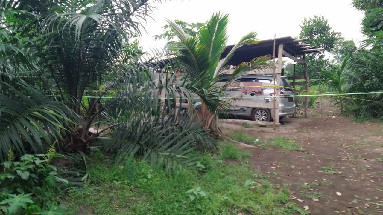 Dari hasil olah TKP, motor jenis Honda Beat milik korban tak lagi di tempat. Penyidik menemukan sebuah mobil di garasi yang diduga milik korban.<br>