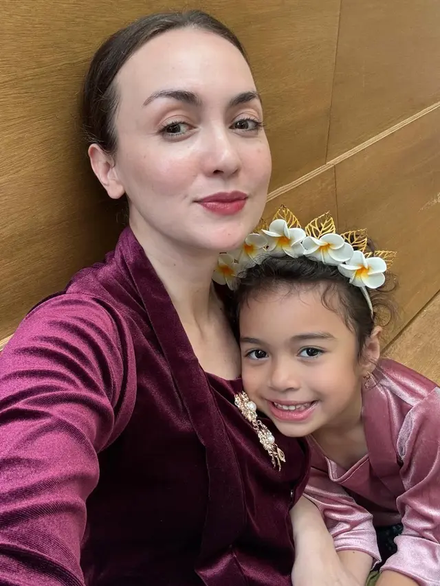 Rianti Cartwright dan Putrinya Rayakan Hari Kartini. [@riantic]