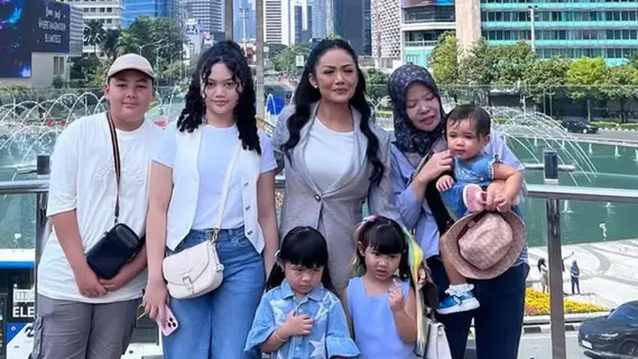 6 Potret Krisdayanti Momong Cucu saat Ameena dan Azura Ditinggal Aurel-Atta Liburan ke Madrid