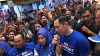 Komandan Kogasma Partai Demokrat Agus Harimurti Yudhoyono (AHY) menemui pedagang di Pasar Cipulir, Jakarta Selatan, Kamis (14/3/2019). (Liputan6.com/Ady Anugrahadi)