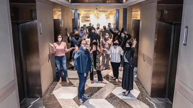 Potret Irwan Mussry dan Tim Kerja/Instagram @irwanmussry