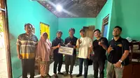 Syarif, kurir pengantar paket mengembalikan uang Rp 92 juta yan tiba-tiba masuk ke rekeningnya, jauh lebih besar dari nilai transaksi yang seharusnya. Hal itu berbuah apresiasi. (Istimewa)