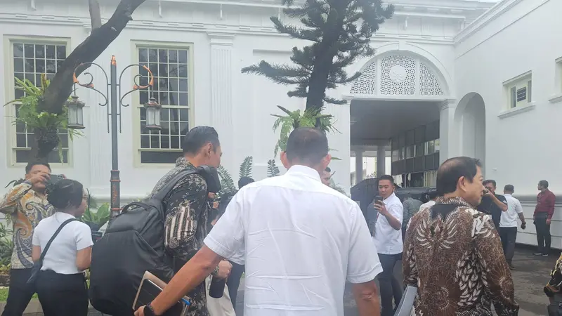 Menteri Agraria dan Tata Ruang/Kepala Badan Pertanahan Nasional (ATR/BPN) Agus Harimurti Yudhoyono (AHY) saat mengikuti rapat pertamanya di Istana Kepresidenan bersama para menteri lainnya