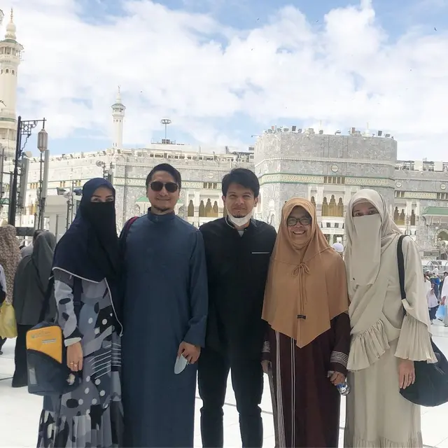 Perdana Puasa Sendiri, Ini 6 Kenangan Dhini Aminarti dan Dimas Seto Umroh Bareng