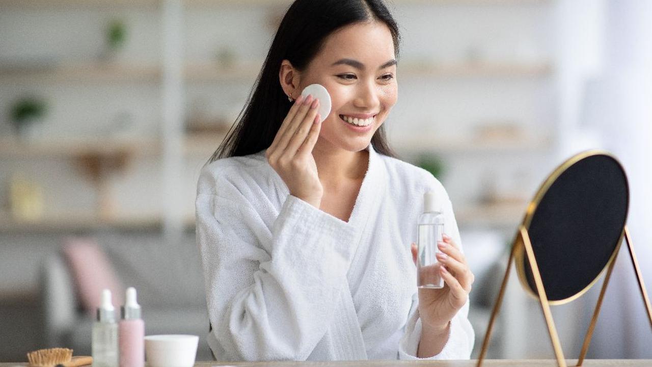 2. Rutin Melakukan Double Cleansing
