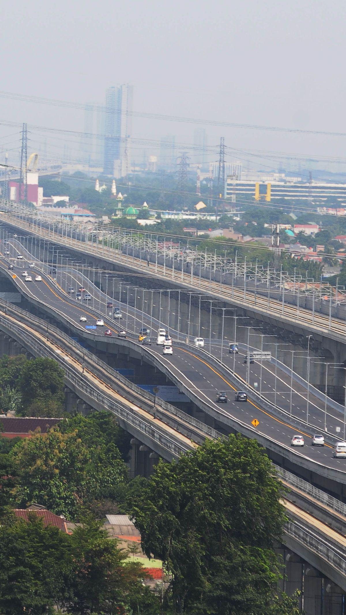 "Halo kawan JM, ada informasi terbaru nih untuk kalian pengguna jalan tol khususnya di Ruas Jalan Tol Jakarta-Cikampek dan Jalan Layang Mohammed Bin Zayed," tulis akun @official.jmtransjawa, dikutip Senin (19/2).&nbsp;Merdeka.com/Imam Buhori