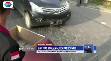 Dengan membawa kardus, mereka mengumpulkan bantuan dari pengguna jalan yang melintas di Jalan Trans Sulawesi.