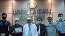Abu Bakar Baasyir bersama petugas penjara foto bersama setelah dibebaskan dari Lapas Gunung Sindur, Kabupaten Bogor, Jawa Barat, Jumat (8/1/2021). (Handout/Indonesia National Prison/AFP)