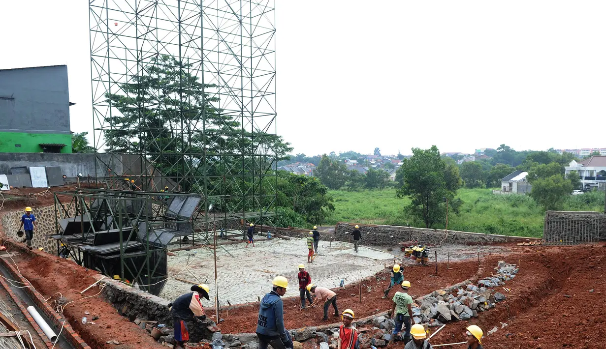 Pekerja sedang menyelesaikan pembangunan area Climbing wall  di Proyek pembangunan alun-alun kota Depok, Jawa Barat, Rabu (9/1). Proyek pembangunan alun-alun kota Depok memiliki area jenis olahraga dan fasilitas lainya. (Liputan6.com/Herman Zakharia)