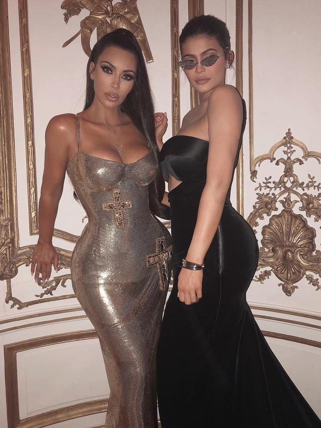 [Bintang] Kim Kardashian - Kylie Jenner