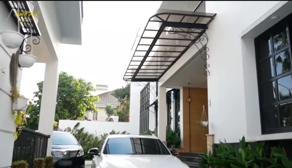 Rumah pemilik nama asli Landika Mulya Ramadhan itu sangat besar, megah dan luas. Bahkan, mewah bak istana. Potret berikut diambil dari tangkapan layar kanal Youtube Ikang Fawzi Official yang diunggah pada 31 Mei 2022. [Youtube/Ikang Fawzi Official]