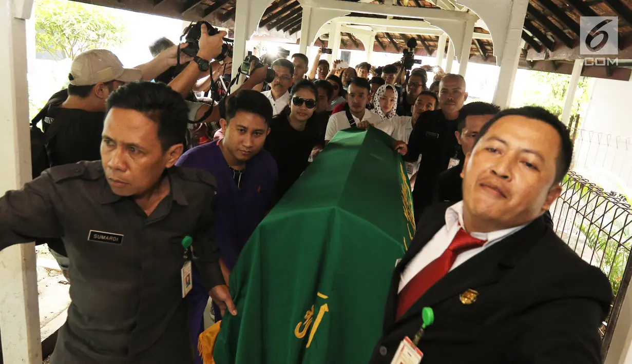 Jenazah Julia Perez saat dibawa ke mobil jenazah di RSCM, Jakarta, Sabtu (10/6). Anak sulung pasangan (alm.) Angkasa Jaya dan Sri Wulansih itu diketahui mengidap sakit kanker serviks sejak 2014 silam. (Liputan6.com/Herman Zakharia)