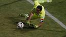 Claudio Bravo saat menggagalkan tendangan penalti Ever Banega. (AP Photo/Silvia Izquierdo)