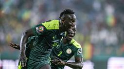 Penyerang Senegal Famara Diedhiou melakukan selebrasi setelah mencetak gol ke gawang Guinea Ekuatorial pada pertandingan perempat final Piala Afrika (CAN) 2021 di Stade Ahmadou Ahidjo di Yaounde (31/1/2022). Senegal menang atas Guinea Ekuatorial 3-1. (AFP/Charly Triballeau)
