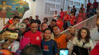 Gubernur DKI Jakarta, Anies Baswedan, saat dikerumuni The Jakmania pada partai leg pertama babak final Piala Indonesia di Stadion Utama Gelora Bung Karno (SUGBK), Senayan, Minggu (21/7/2019). (Bola.com/Muhammad Adiyaksa).