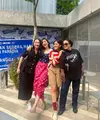 Sementara Agatha Pricilla terlihat elegan dengan gaya smart casual, memadukan kemeja pendek dan rok midi serba hitam.