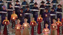Adat budaya nusantara ditampilkan saat pembukaan Asian Para Games di SUGBK, Jakarta, Sabtu (06/10/2018). Pembukaan Asian Para Games kental dengan nuansa nusantara. (Bola.com/M Iqbal Ichsan)