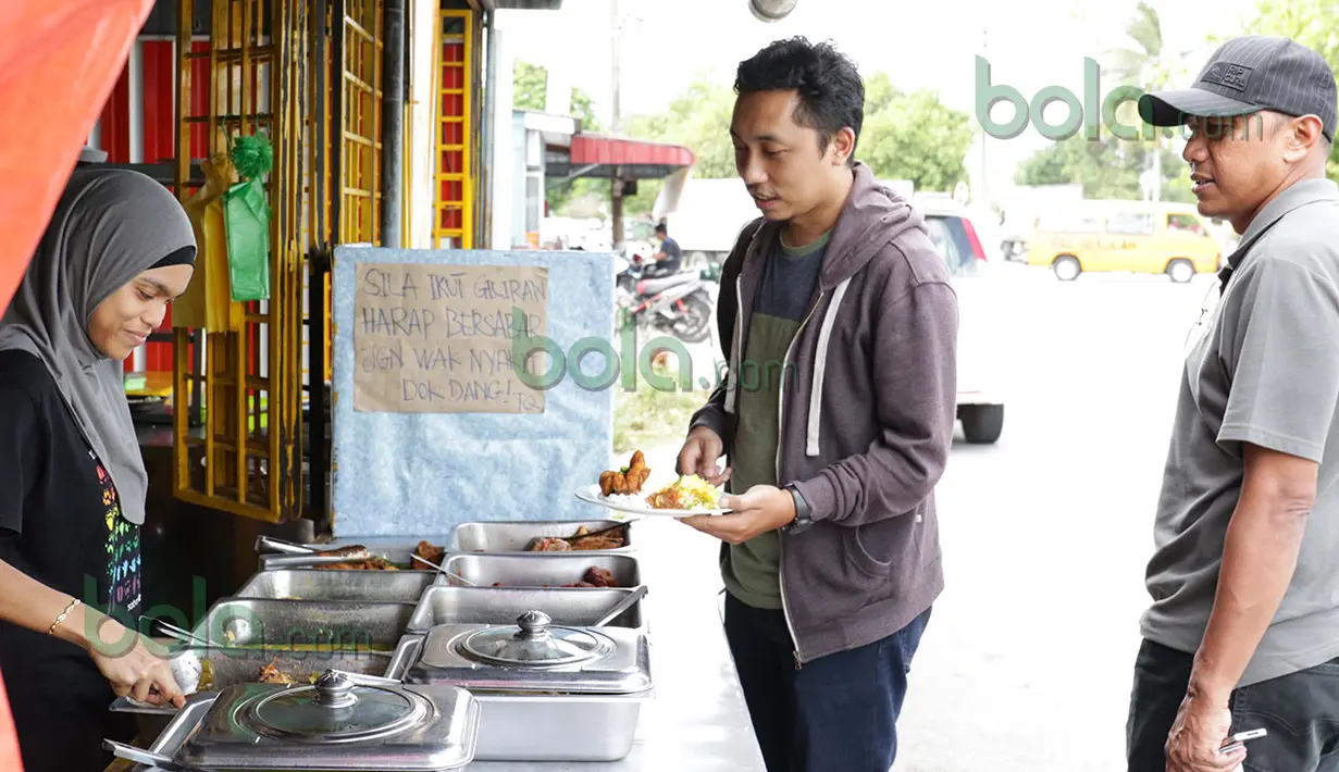 Walau sedang berpuasa, Rahmad Darmawan, mengantar Bola.com untuk makan siang setelah tiba di Kuala Terengganu, Malaysia, Senin (25/1/2016). (Bola.com/Nicklas Hanoatubun)