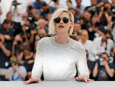 Aktris Kristen Stewart berpose menggunakan kacamata hitam saat sesi pemotretan untuk film "Personal Shopper" dalam kompetisi di Festival Film Cannes ke-69 di Cannes, Prancis, 17 Mei 2016. (REUTERS / Jean-Paul Pelissier)