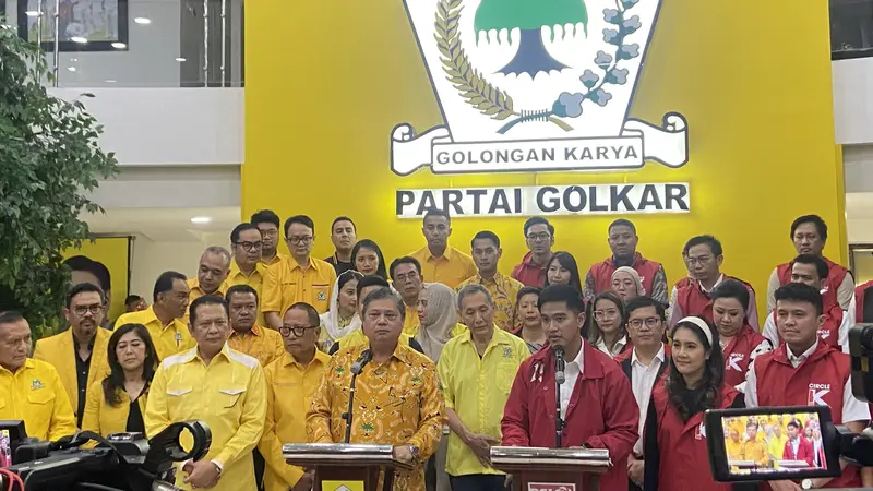 Ketua Umum Partai Golkar Airlangga Hartarto dan Ketua Umum PSI Kaesang Pangarep di Kantor DPP Partai Golkar, Jalan Anggrek Neli Jakarta Barat, Kamis (11/7/2024) (Liputan6.com/Muhammad Radityo Priyasmoro)