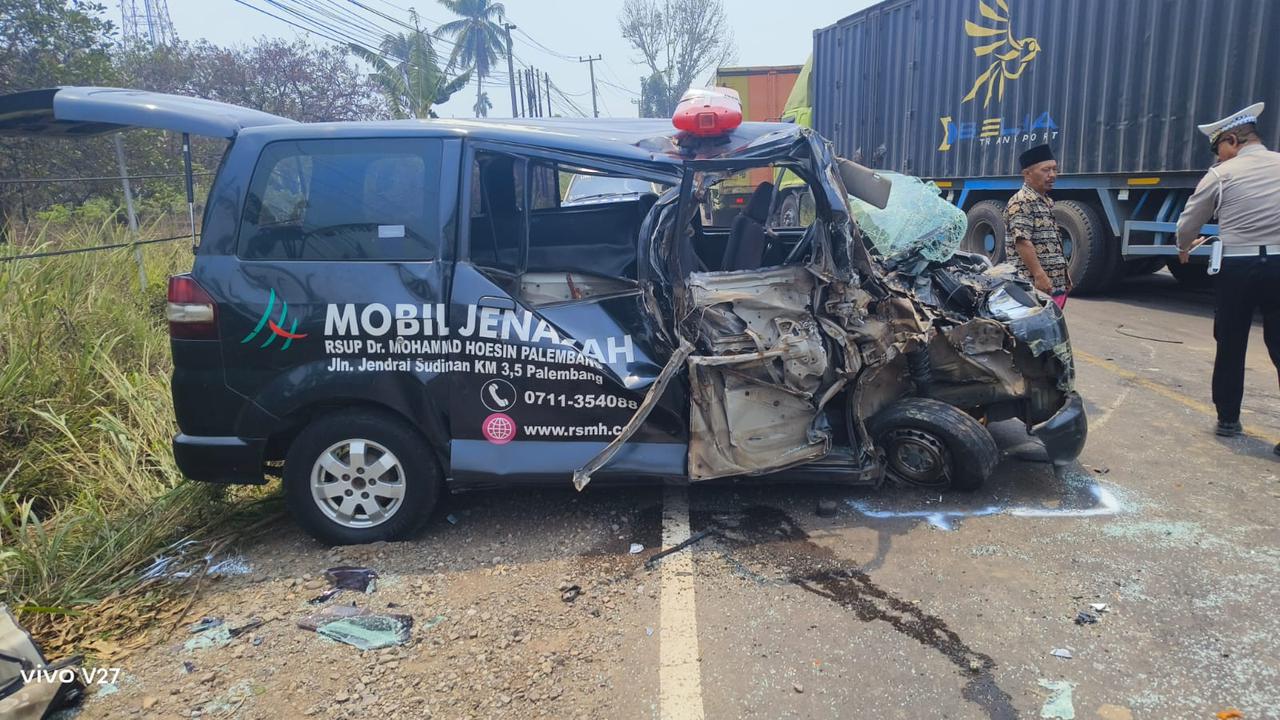 Ambulans Jenazah Tabrakan dengan Truk Tangki CPO, 5 Orang Luka Berat
