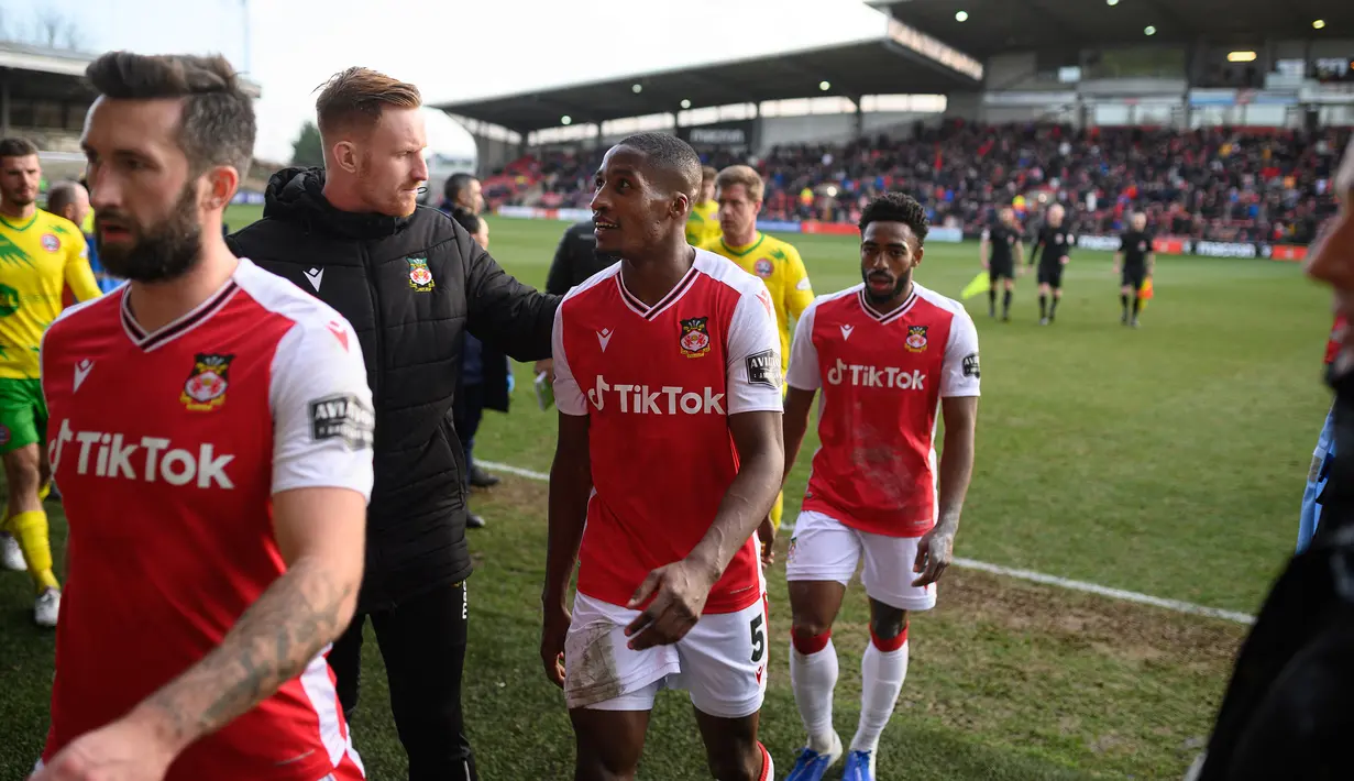 Wrexham. Klub profesional Wales yang berdiri pada 1864 dan menjadi klub tertua di Wales sekaligus klub tertua ke-3 di dunia ini mulai bergabung dengan sepak bola Inggris pada 1905 dan bermain di Birmingham and District League hingga akhirnya bermain di Football League dan tergabung dalam Third Division North pada 1921. Wrexham juga menjadi klub tersukses dalam raihan Welsh Cup sebanyak 23 kali. Saat ini Wrexham berkiprah di kasta ke-5 sepak bola Inggris dengan berkompetisi di National League. (AFP/Oli Scarff)