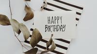 Ilustrasi ulang tahun. (Photo by Vie Studio: https://www.pexels.com/photo/greeting-card-on-a-black-and-white-card-4439461/)